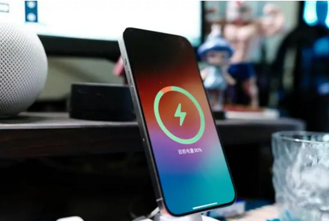 华亭苹果15换屏服务分享用什么充电器给iPhone15充电更好 